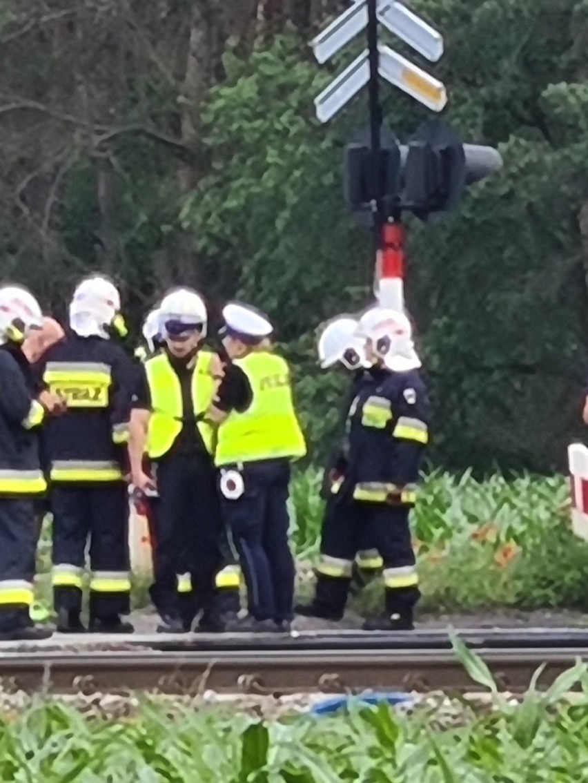 Wypadek na przejeździe kolejowym w Solcu Kujawskim. Samochód uderzył w pociąg [zdjęcia]