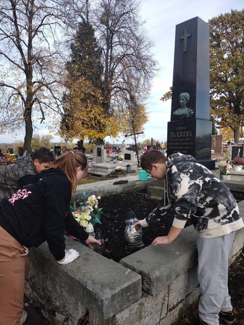 Gmina Wierzbica. Uczniowie z SP w Święcicy uporządkowali zapomniane groby. Zobacz zdjęcia