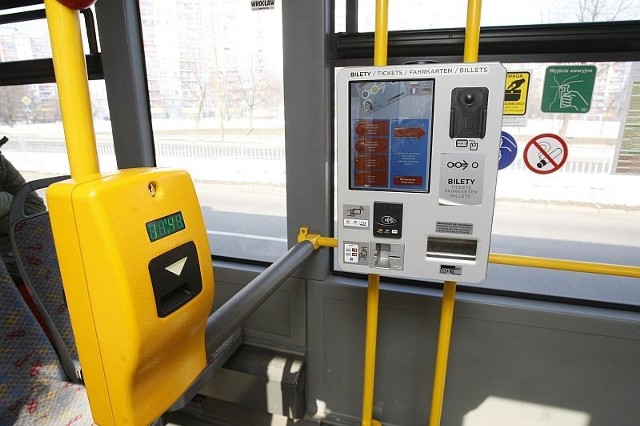 Najpewniejszy sposób kupienia biletu to automaty w tramwajach i autobusach. Niestety, płacić można tylko kartą.
