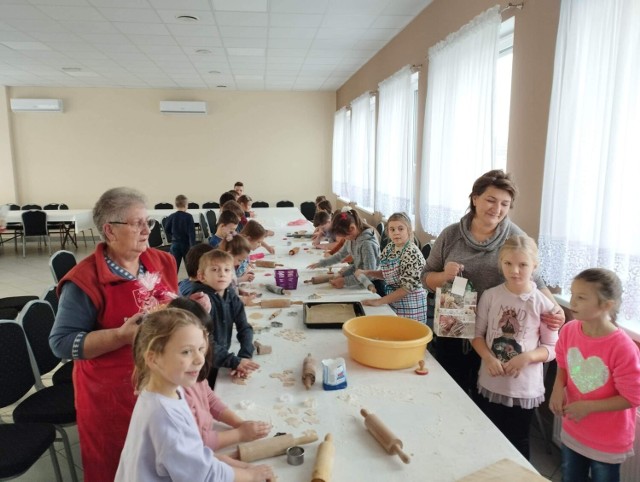 Najmłodsi mieszkańcy gminy Rogowo pomagają w przygotowaniach do świąt. Pod opieką pań z lokalnych kół gospodyń wiejskich pieką i dekorują pierniki