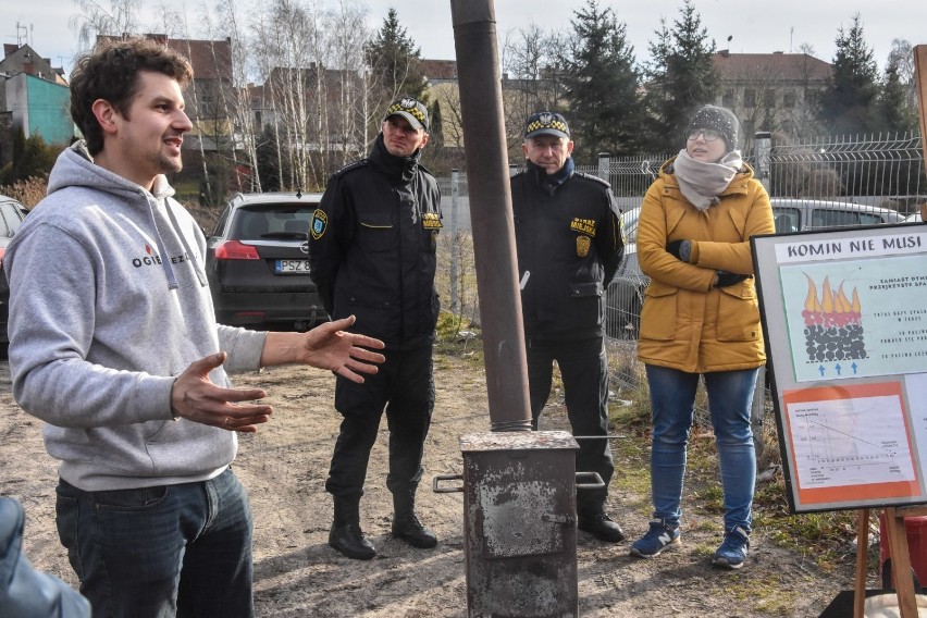 Szamotuły. Pokaz rozpalania w piecu na targowisku miejskim [ZDJĘCIA]