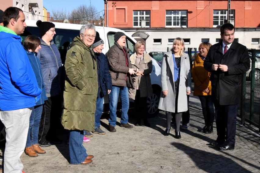 Uroczystość przekazania samochodu dla WTZ w Nowej Soli