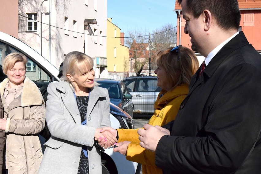 Uroczystość przekazania samochodu dla WTZ w Nowej Soli