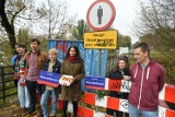 Kładka w Parku Skaryszewskim nadal nieczynna. Aktywiści organizują "I urodziny zamkniętego mostku"