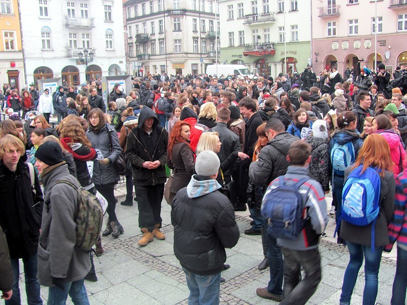 Tak kaliszanie protestowali przeciw ACTA. ZOBACZ FILM i ZDJĘCIA