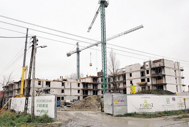 Budujący mieszkania przy ul. Częstochowskiej zapewniają, że opóźnień w inwestycji nie będzie. Bo, jeśli będzie taka potrzeba, to na wiosnę zostanie zwiększona liczba pracowników.