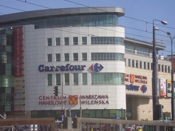 Centrum Handlowe Warszawa Wileńska rozdaje świąteczne choinki i pakuje  prezenty | Warszawa Nasze Miasto