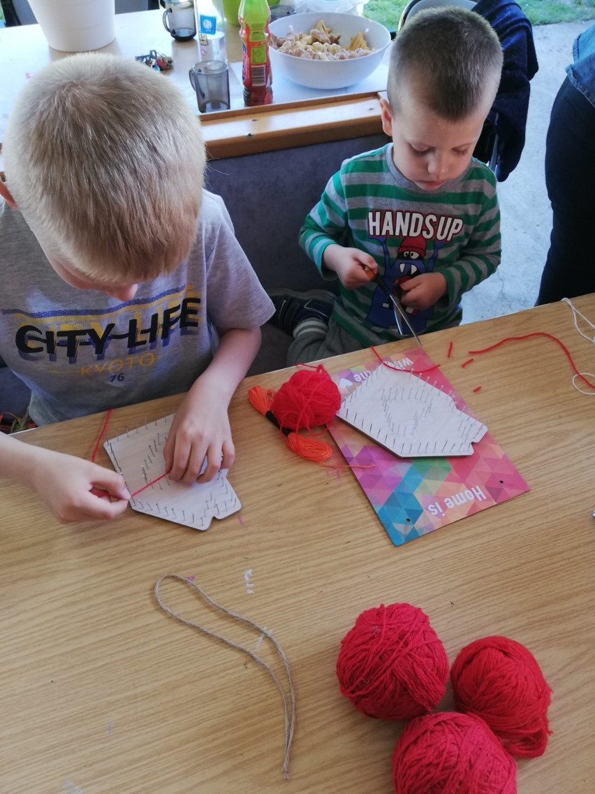 Górzyca: String art sztuka nawlekania kolorowych nici między punktami, tworzących abstrakcyjne geometryczne wzory w wykonaniu dzieci