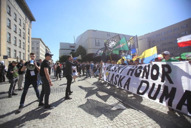Demonstracja narodowców w Katowicach spotkała się z kontrmanifestacją