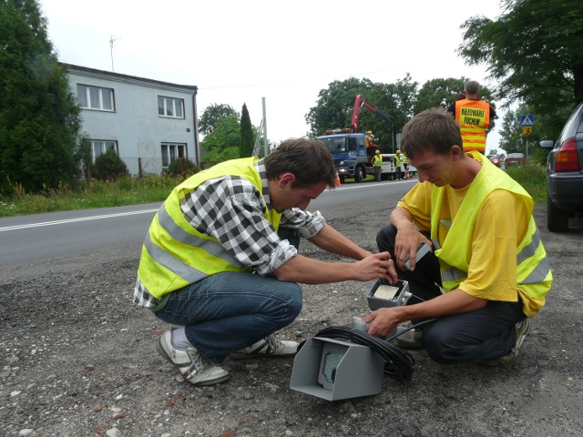 Dziś na drodze nr 484 w Zelowie montowano wideomonitoring