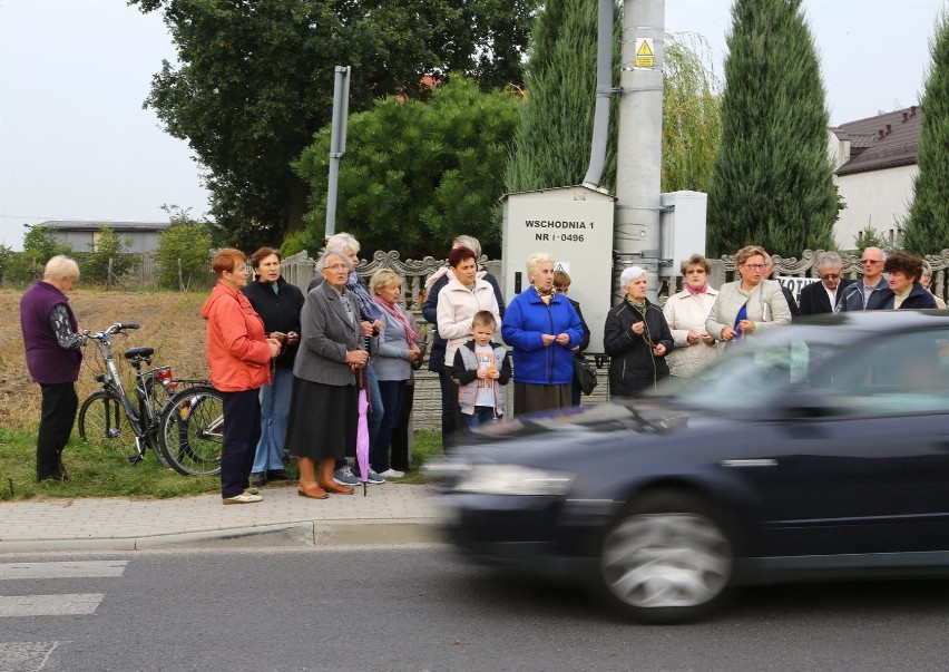 Koronka w Piotrkowie, wierni modlili się na skrzyżowaniach w...