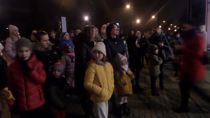 Zapłonęły światła na choince przed Miejskim Domem Kultury w Myszkowie ZDJĘCIA