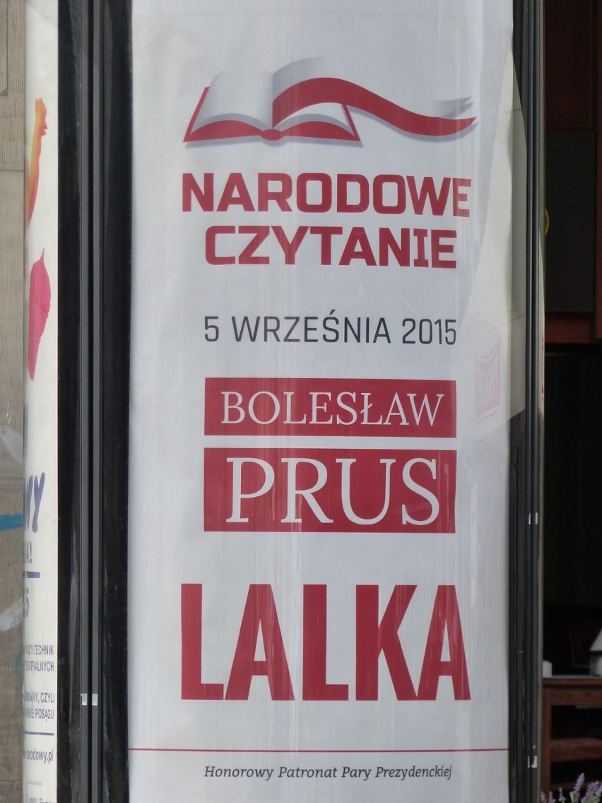 Plakat informacyjny na Krakowskim Przedmieściu