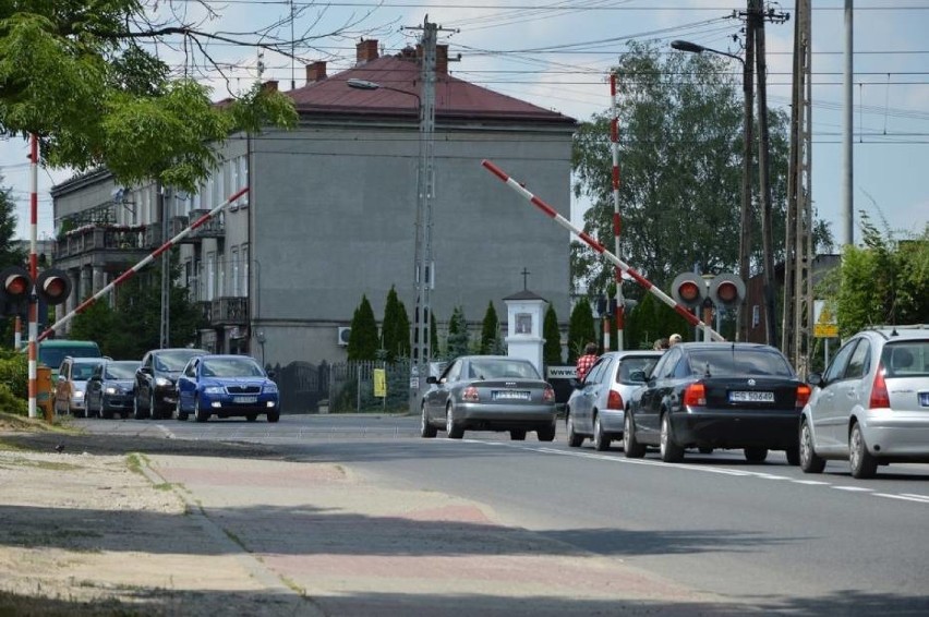 Przed przejazdami kolejowymi wciąż tworzą się korki