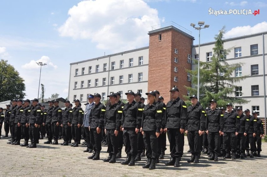 Szeregi powiatowej policji zasiliło trzech nowych funkcjonariuszy. Wczoraj ślubowali w Katowicach [ZDJĘCIA]