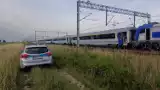 Pociąg z tysiącem pasażerów na ponad dwie godziny utknął w polu w powiecie sztumskim. Wodę dowieźli policjanci