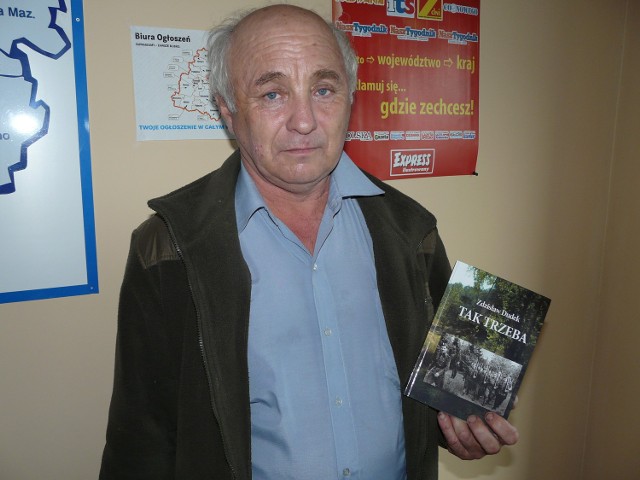 Zdzisław Dudek z książką o "Warszycu" zatytułowaną "Tak trzeba"