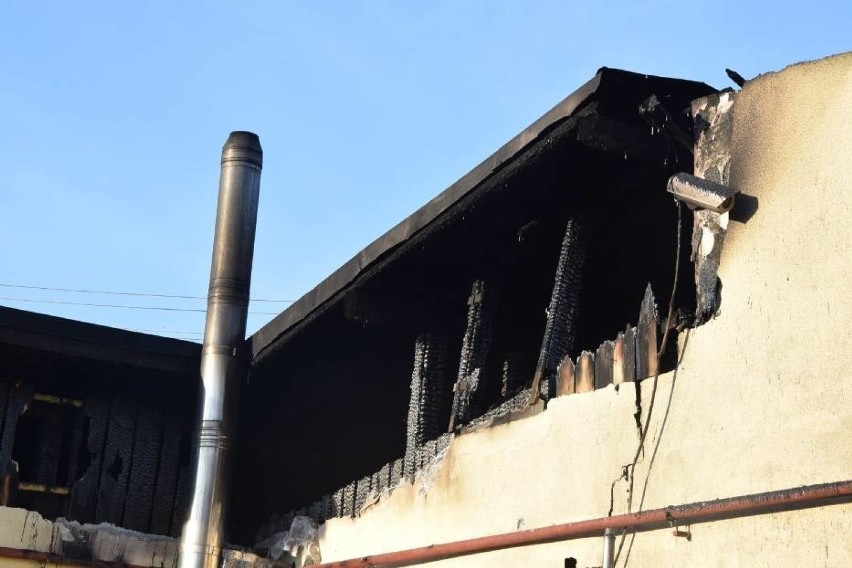 Pożar mleczarni w Zielinie w powiecie bytowskim [29.11.2018]. Ogień objął większość budynku. Na miejscu 14 zastępów straży pożarnej 