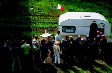 Stoczniowcy stoją w kolejce, aby dostarczyć związkowcom ze &quot;Stoczniowca&quot; pozwy o zapłatę odszkodowań przez SFI.
Fot. Sławomir Ptasznik