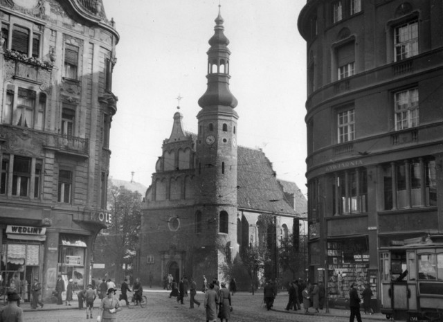 Bydgoszcz staje się coraz bardziej turystycznym miastem i zmienia się w oczach.  Zobacz naszą galerię, w której przedstawiamy, jak wyglądały znane zabytki lata temu. Sprawdź, czy dobrze rozpoznasz miasto. 

Kościół Klarysek przy ulicy Gdańskiej w Bydgoszczy

Zabytkowa świątynia stoi na styku ulic Jagiellońskiej, Gdańskiej, Mostowej i Focha. W 1522 roku rozpoczęto prace nad zbudowaniem kościoła ceglanego w miejscu drewnianego kościoła szpitalnego pod wezwaniem św. Ducha, który powstał sto lat wcześniej. W 1615 roku kościół przekazano siostrom klaryskom. Zabytkowa barokowa krata, która oddziela prezbiterium od nawy, powstała w 1651 roku. W czasie zaborów wykorzystano ją w bramie Cmentarza Starofarnego, jednak później wróciła na swoje pierwotne miejsce.

W XIX wieku kościół stracił swoją sakralną funkcję i został wykorzystywany w różnych celach, m.in. była to remiza strażacka, magazyn, Zakład Oczyszczania Ulic i Latryn oraz muzeum bydgoskie.  Po odzyskaniu niepodległości świątynia odzyskała swoją pierwotną funkcję.


Zwiedzanie Młynów Rothera na Wyspie Młyńskiej w Bydgoszczy

