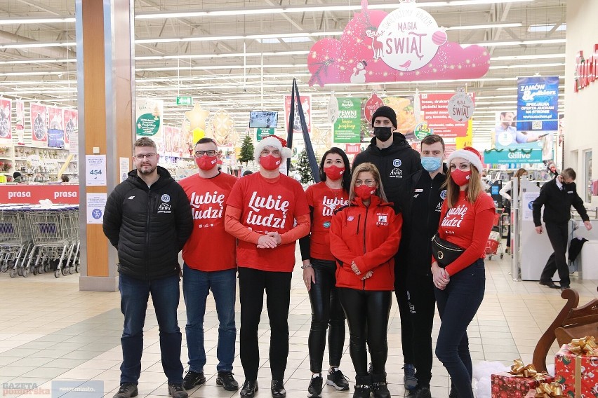 Koszykarze drużyny Anwil Włocławek na zakupach w Auchan -...