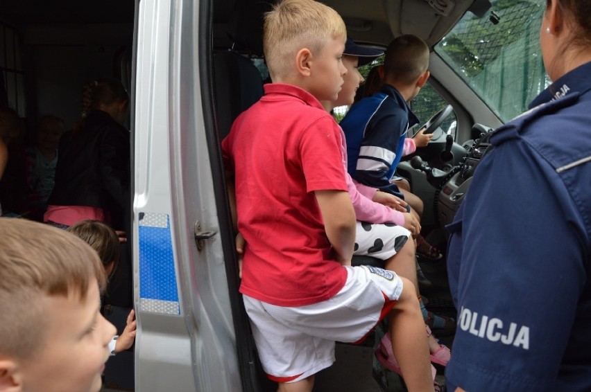 Tczew: Policjanci grali z dziećmi w koszykówkę i rozmawiali o wakacyjnych zagrożeniach [ZDJĘCIA]