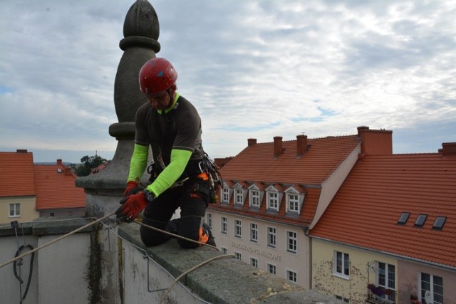 Montowanie ruchomych prętów na sulechowskim ratuszu