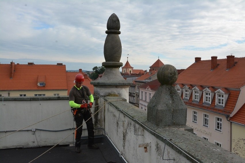 Montowanie ruchomych prętów na sulechowskim ratuszu