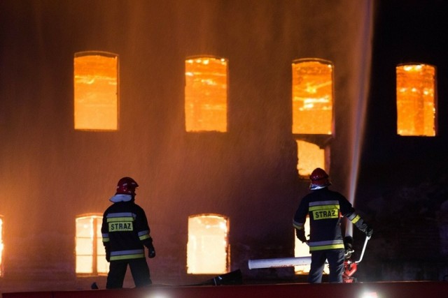 Pożar wybuchł w nocy. Ogień błyskawicznie się rozprzestrzeniał obejmując cały budynek młyna. W akcji brały udział liczne siły straży pożarnej