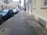 Popękane, pokruszone, uszkodzone – tak w Poznaniu wyglądają chodniki przy dopiero wyremontowanych budynkach
