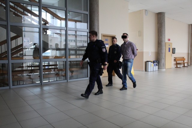 Oskarżony Bartłomiej P. jest tymczasowo aresztowany. Za próbę zabójstwa z użyciem broni grozi mu dożywocie
