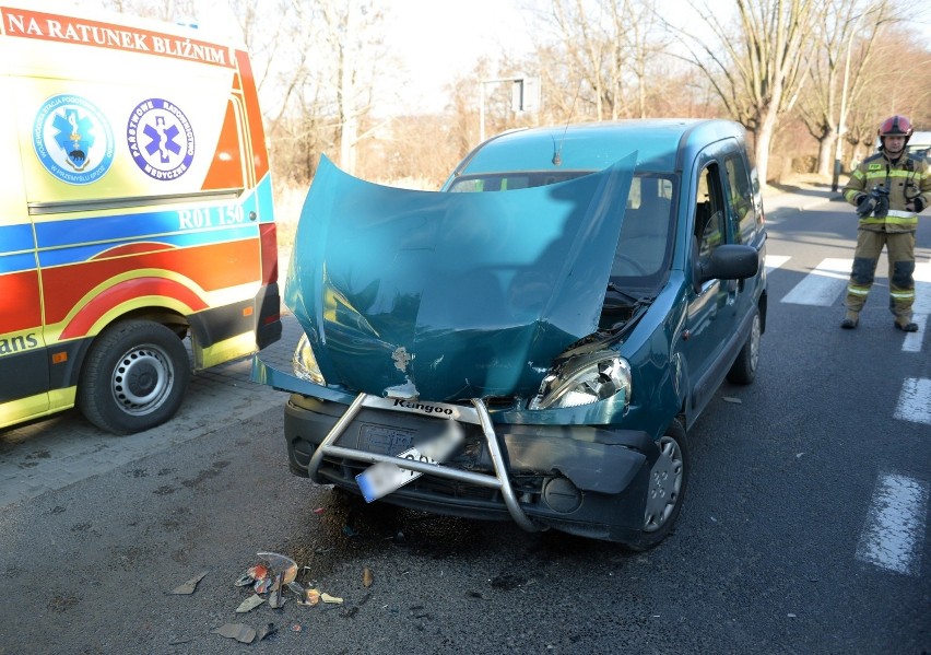 Wypadek w Przemyślu. Na ul. Sanockiej kierujący renault uderzył w tył fiata. Jedna osoba została ranna [ZDJĘCIA]