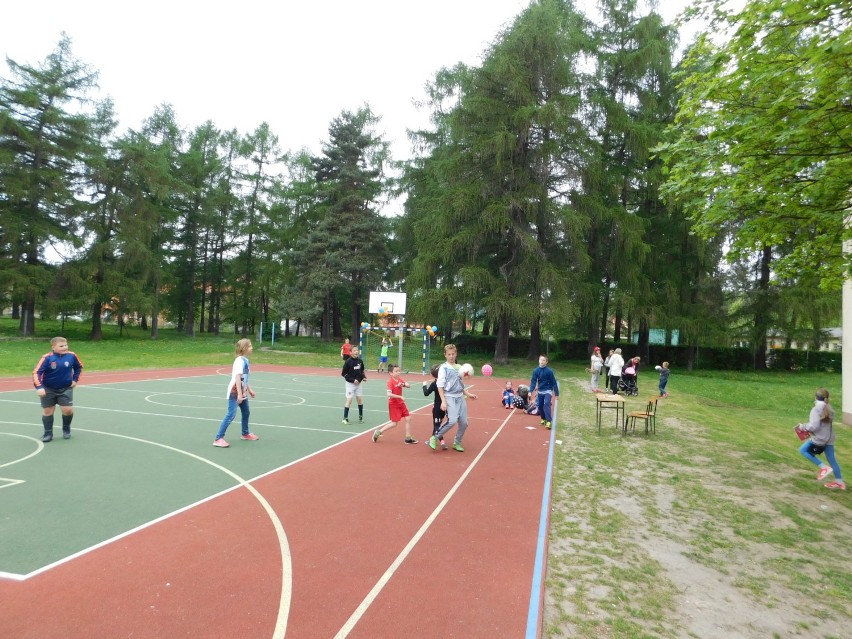 Piknik piłkarski w Zespole Szkolno-Przedszkolnym nr 2 w wałbrzyskiej dzielnicy Gaj