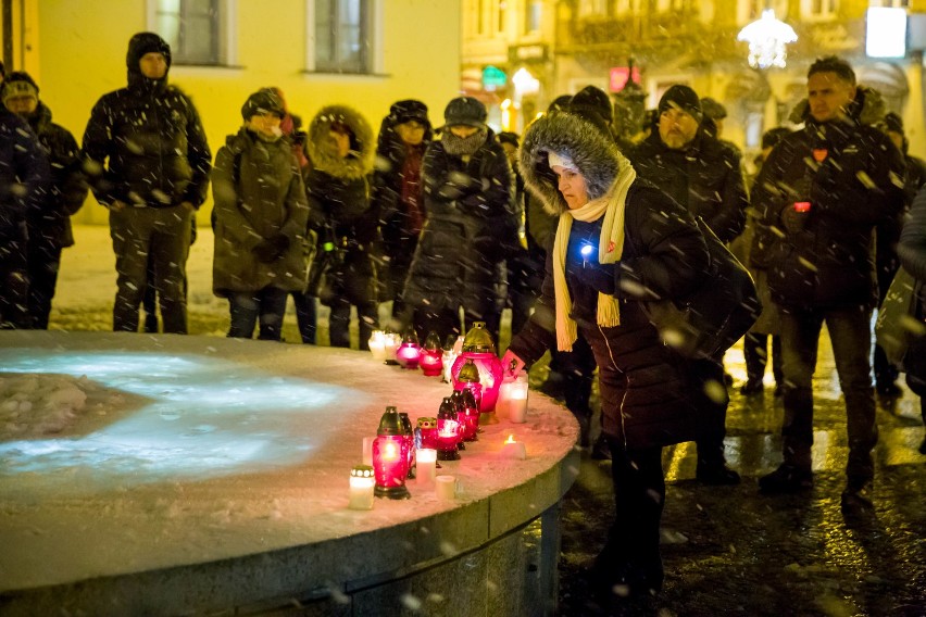 Białostoczanie solidarni z Gdańskiem. Światełko do nieba pamięci prezydenta Pawła Adamowicza [zdjęcia]
