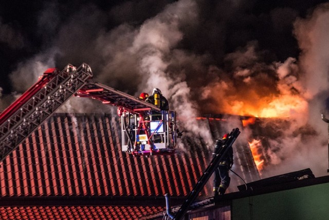 Dziś rano ok. godziny 5 wybuchł pożar restauracji Na przedmieściu w Wałowicach koło Rawy Mazowieckiej. Restauracja położona była przy drodze wojewódzkiej Skierniewice-Rawa Mazowiecka. Wciąż jeszcze trwa akcja gaśnicza, w której bierze udział wiele jednostek straży pożarnej. Gdy wybuchł pożar, właściciel restauracji przebywał w budynku. Na szczęście udało mu się wyjść o włąsnych siłach.