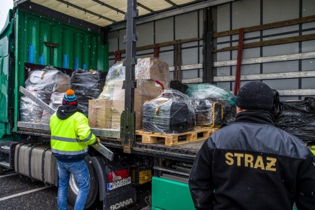 Cztery samochody ciężarowe, a na nich 113 palet ze sprzętem strażackim, trafiło na Ukrainę. Oprócz tego, opolscy ratownicy przekazali swoim kolegom cztery wozy strażackie.