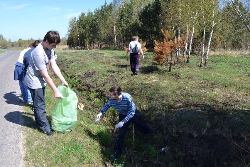 Młodzież i dorośli sprzątali śmieci w gminie Koziegłowy
