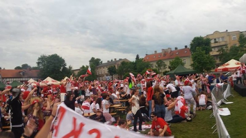 Gniezno: Strefa Kibica - mecz Polska - Niemcy. Zobacz jak kibicują gnieźnianie