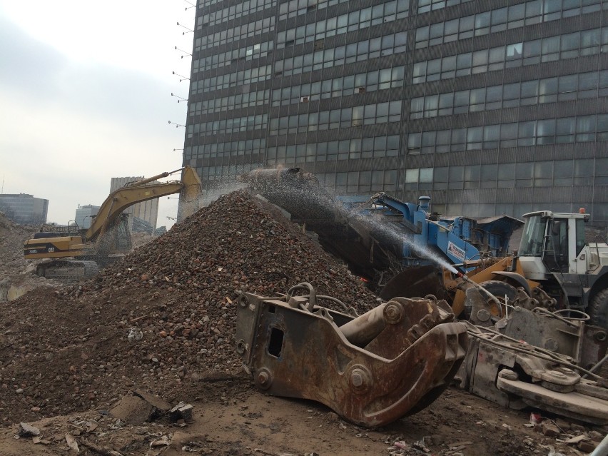 Rozbiórka budynku DOKP w Katowicach - trwa wyburzanie [ZDJĘCIA]