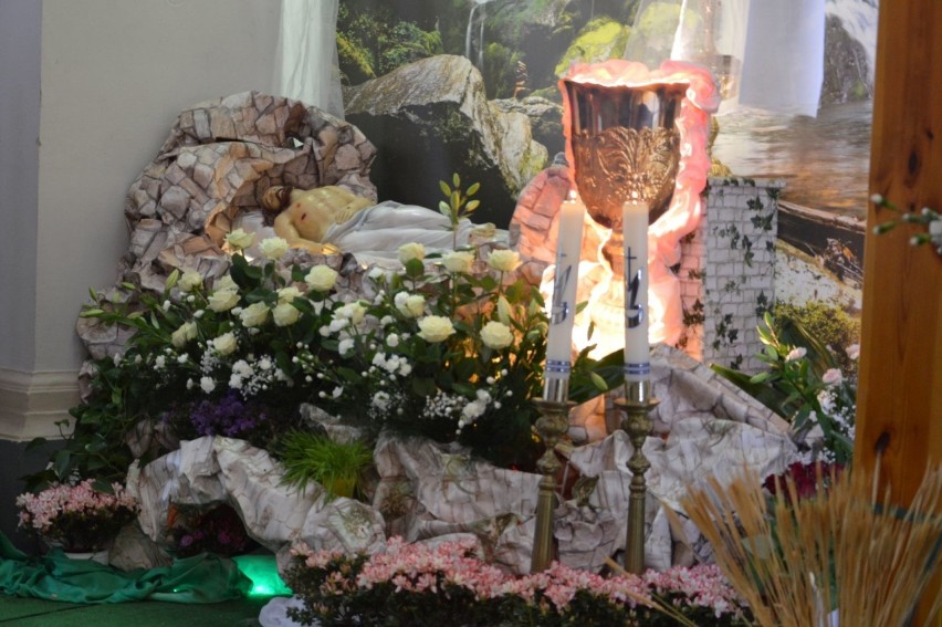 Groby Pańskie w ostrowieckich parafiach. Wierni adorują Najświętszy Sakrament [ZDJĘCIA]
