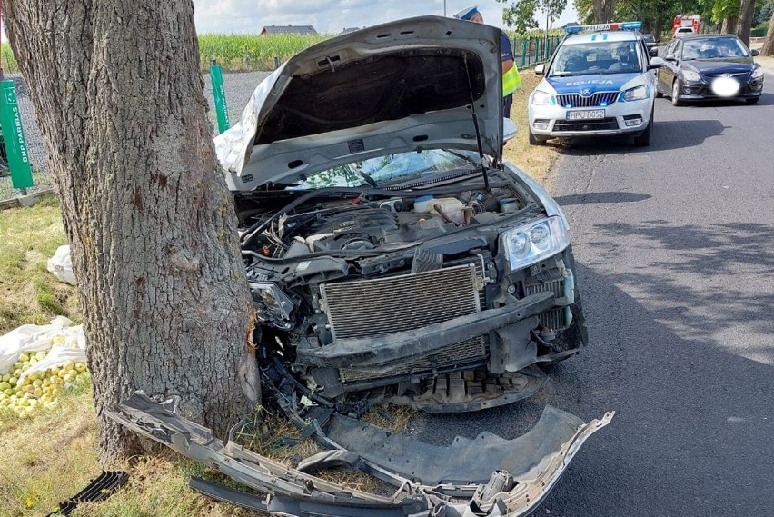 Zdarzenie drogowe w Świętej. Samochód osobowy uderzył w drzewo