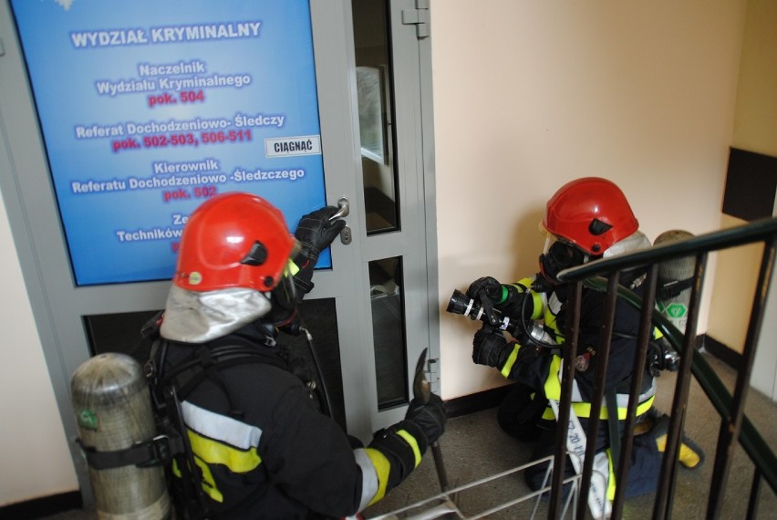 Ćwiczenia strażackie w budynku policji