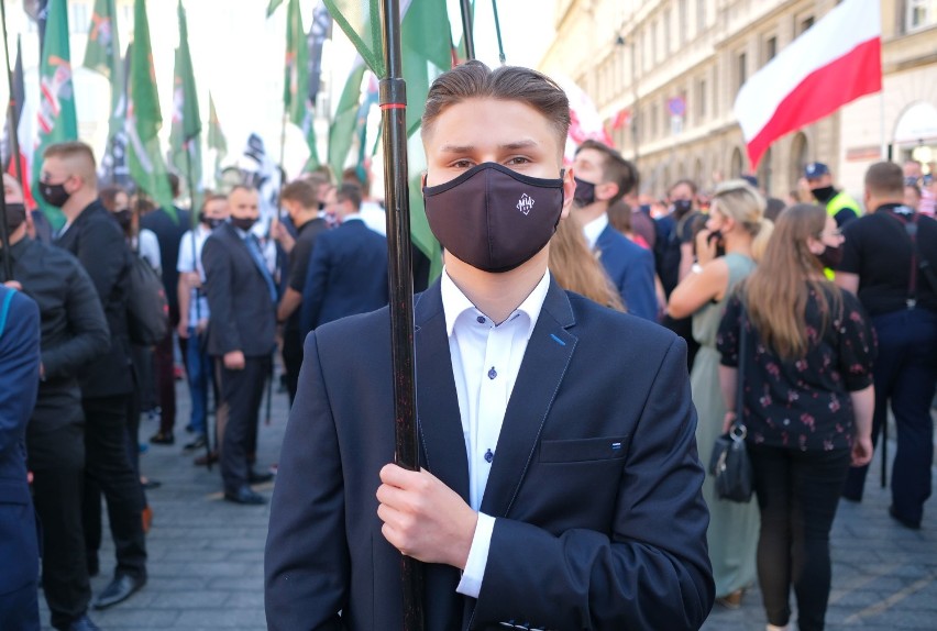 Marsz Zwycięstwa przeszedł ulicami Warszawy pomimo braku zgody władz miasta. Tak wyglądał przemarsz uczestników