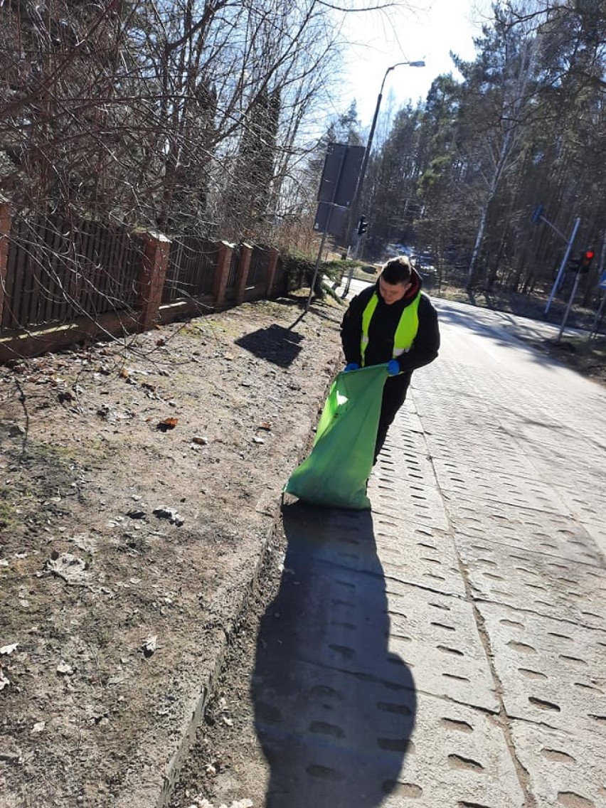 Mieszkańcy Rotmanki, Pruszcza i okolic posprzątali las. Wywieźli 6 przyczepek worków śmieci |ZDJĘCIA