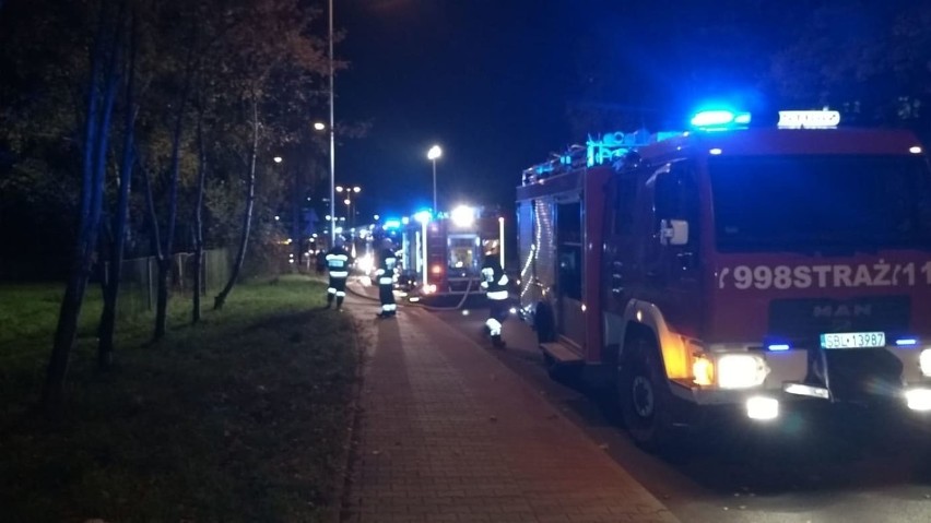 Pożar w Lędzinach. Ogień wybuchł w mieszkaniu na 3. piętrze bloku przy ul. Pokoju. Jedna osoba została poszkodowana