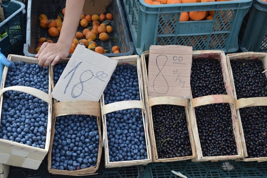 Ceny owoców i warzyw na targu w Stalowej Woli w piątek 21 lipca. Po ile wiśnie, truskawki i inne? Zobacz zdjęcia