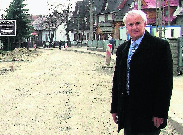 Stanisław Ślimak w centrum wsi Szaflary. Jedynie ta inwestycja otrzymała unijne wsparcie