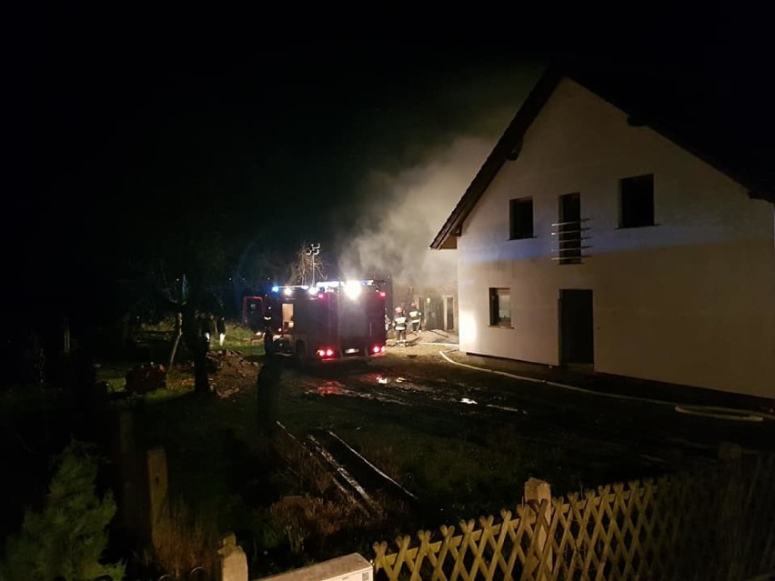 Groźny pożar budynku gospodarczego w Gorzupi [ZDJĘCIA]