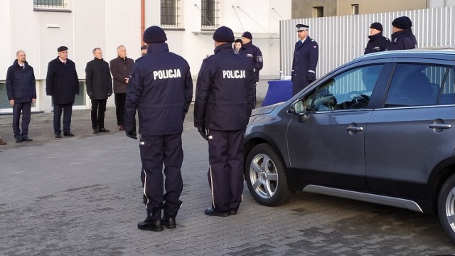 Przekazanie samochodu dla KPP w Sępólnie