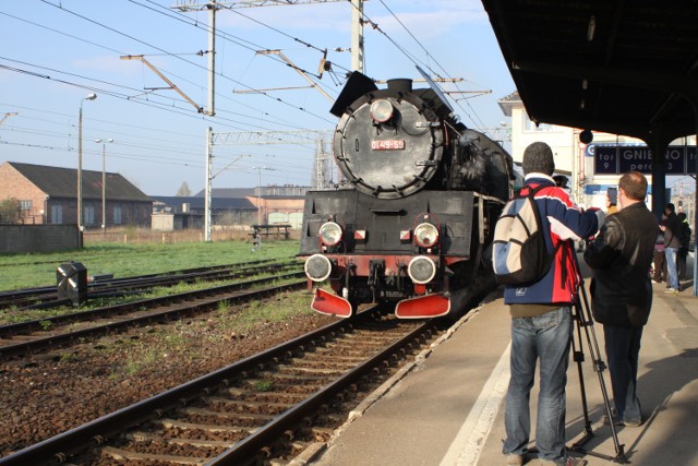Pociąg "Piernik" zatrzymał się na godzinę. Pasażerowie mieli okazję zwiedzić parowozownię w Gnieźnie, po raz pierwszy w tym roku otwartą dla turystów.